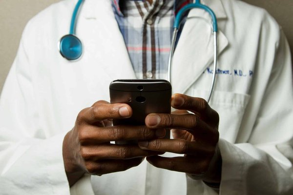 Comment les applications mobiles de santé peuvent-elles améliorer la gestion de la pression artérielle ?