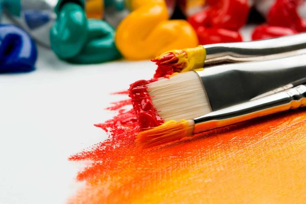 Quelles techniques de peinture sont particulièrement relaxantes et enrichissantes pour les seniors?